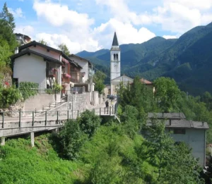 Veduta del villaggio di Stolvizza con la chiesa di San Carlo - sede della fiaba patrimonio Unesco