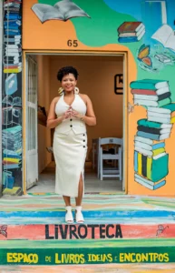 sandra tamele di fornte alla livroteca area di Maputo Mozambico