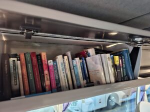 A km 0 una parte della libreria che viaggia in autobus