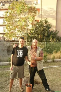due persone vicino ad un albero