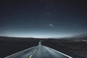 strada isolata con cielo stellato