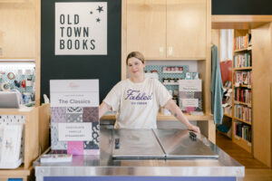 la tiotlare dietro il bancone di old book town