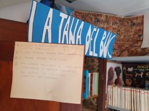 cartello ingresso book crossing con molti libri