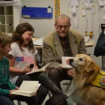 lggere a un cane bambini e bambine con un cane