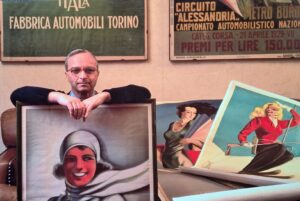 Elvio Soleri immortalato tra alcuni dei suoi manifesti d'epoca, in una immagine inserita in un articolo dedicato alla collezione dalla rivista Carnet nel 1996