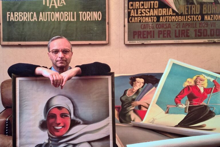 Elvio Soleri immortalato tra alcuni dei suoi manifesti d'epoca, in una immagine inserita in un articolo dedicato alla collezione dalla rivista Carnet nel 1996