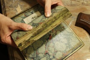 libro con fogli dipinti