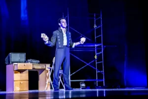 Luca Bono in scena nello spettacolo L'Illusionista.