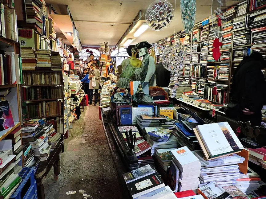libreria acqua alta Venezia interni