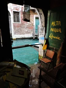 il canale visto dalla porta della libreria