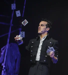 Luca Bono nello spettacolo "L'illusionista".