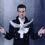 Luca Bono nello spettacolo di magia "L'illusionista".