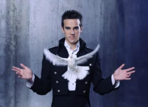 Luca Bono nello spettacolo di magia "L'illusionista".