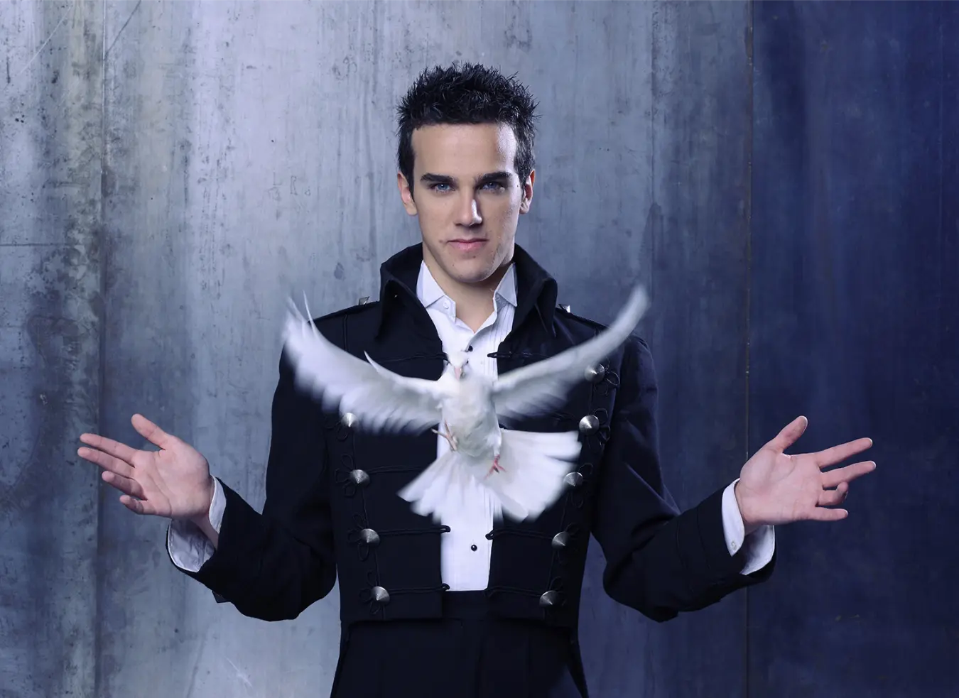 Luca Bono nello spettacolo di magia "L'illusionista".