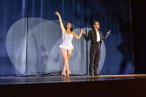 Luca Bono e Sabrina Iannece in scena.