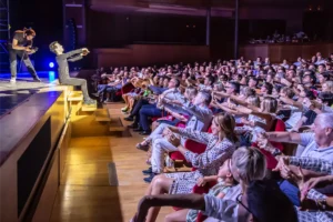 Un momento dello spettacolo Luca Bono L'illusionista.
