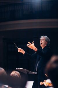 Il maestro Luigi Cociglio, direttore del coro e direttore artistico dell'Accademia Stefano Tempia, durante la direzione del Requiem di Mozart al Conservatorio G. Verdi di Torino il 16 marzo 2026. Photo by Marco Carino