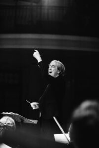 I confini mobili del secondo il maestro Luigi Cociglio, direttore del coro e direttore artistico dell'Accademia Stefano Tempia, durante la direzione del Requiem di Mozart al Conservatorio G. Verdi di Torino il 16 marzo 2026.. Photo by Marco Carino