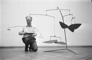 Alexander Calder - Mostra di plastica cinetica dello scultore americano al Stedelijk Museum Amsterdam. Viene posizionato un "mobile" stabile - 2 ottobre 1969 - Photo by Koch, Eric / Anefo - Via Wikimedia Commons