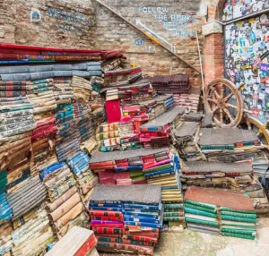 la scala esternaa fatta di libri libreria acqua alta