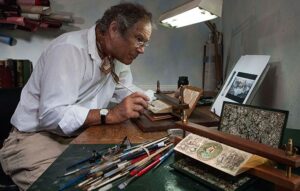 fore-edge paintings artista al lavoro