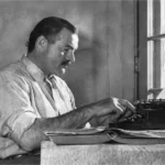 il libro scritto in prima persona hemingway ala macchina da scrivere