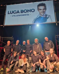 La squadra di Luca Bono in teatro.