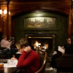 silent book club persone che leggono