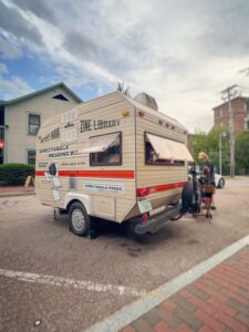 roulotte su piazzale mini libreria viaggiante