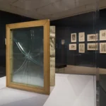 il libro rilegato con vetro frantumato nstallation view of The Surrealist Book: Tomorrow Lives in Mirrors on view at The Museum of Modern Art