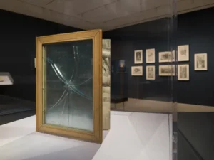 il libro rilegato con vetro frantumato nstallation view of The Surrealist Book: Tomorrow Lives in Mirrors on view at The Museum of Modern Art
