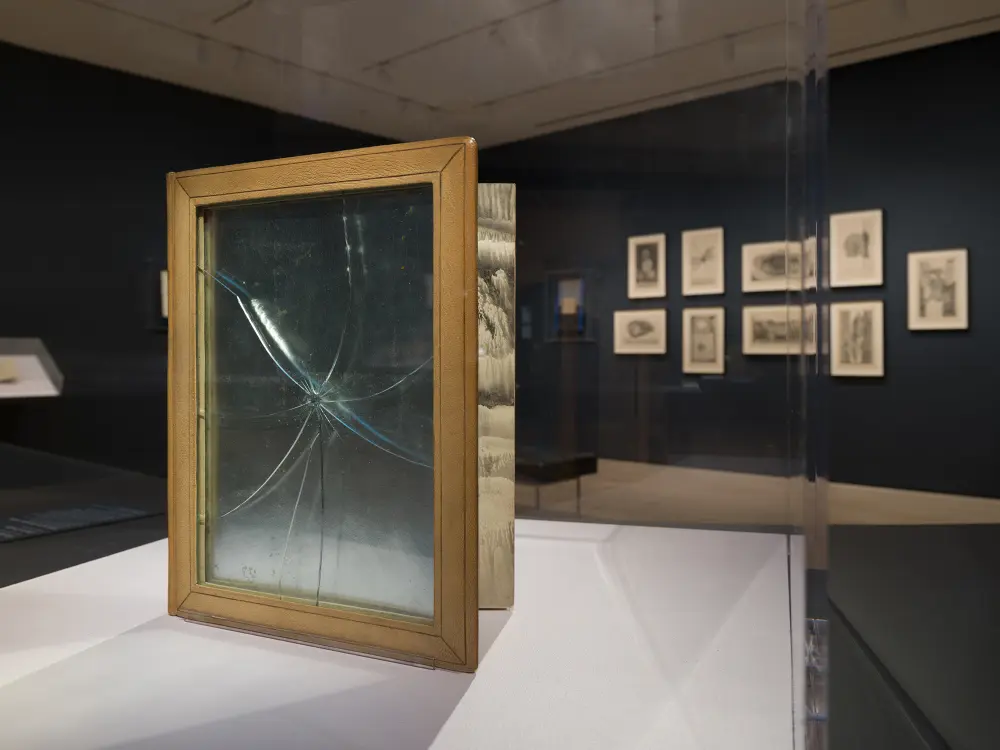 il libro rilegato con vetro frantumato nstallation view of The Surrealist Book: Tomorrow Lives in Mirrors on view at The Museum of Modern Art