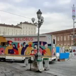 bibliobus Torino fermo in piazza Castello