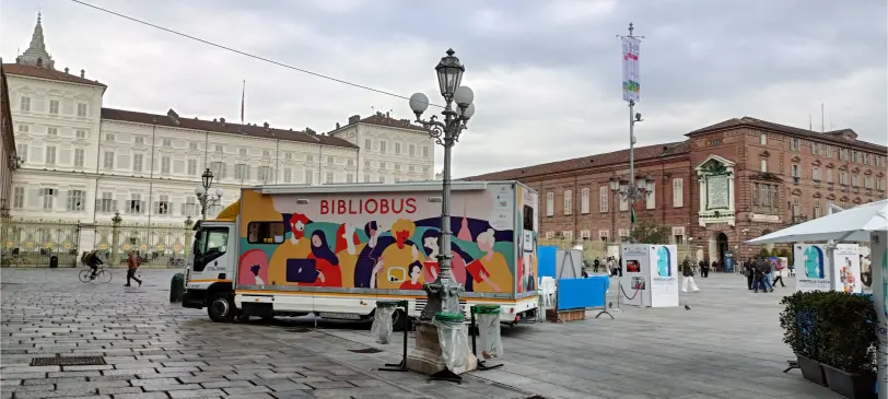 bibliobus Torino fermo in piazza Castello