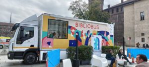bus parcheggiato con biblioteca itinerante in Torino