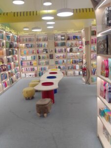 tavolini per bambinib alla libreria MA