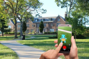 Telefono con Pokémon GO app che cattura Squirtle